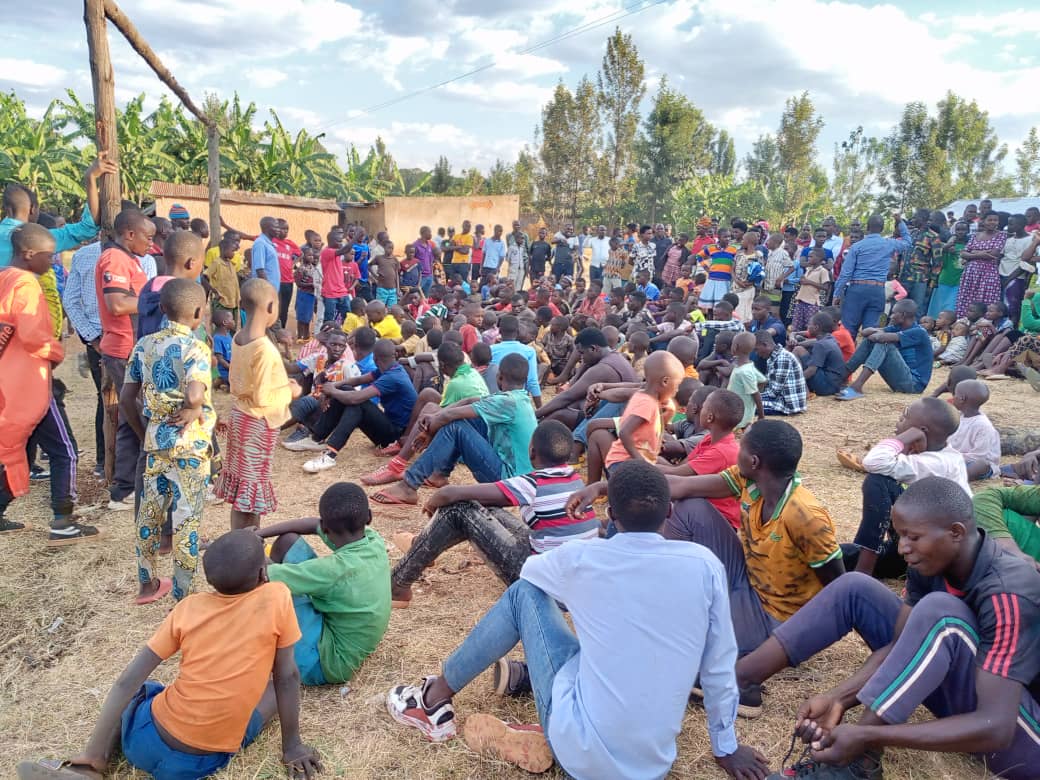 sector_murambi's tweet photo. @Murambisector,
Habaye igikorwa cyamarushanwa yumupira wamaguru,hagamijwe  ubukangurambaga:
-Kurengera umwana mubiruhuko 
-Kwirinda ibisindisha/ ibiyobyabwenge 
-Isuku n'isukura na gahunda za leta zitandukanye,
@RwandaLocalGov
@RwandaEast 
@GatsiboDistrict 
@richardgasana https://t.co/anN10MNwnS