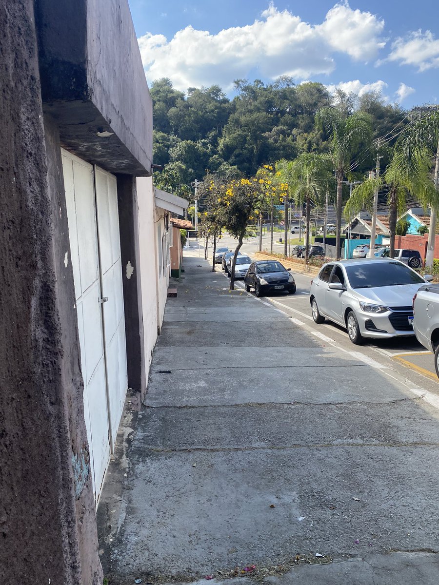 skylinedobrian1's tweet photo. é vdd q a senhora bate o ponto e sai? senhora ? senhora https://t.co/AeUoKCCGeR