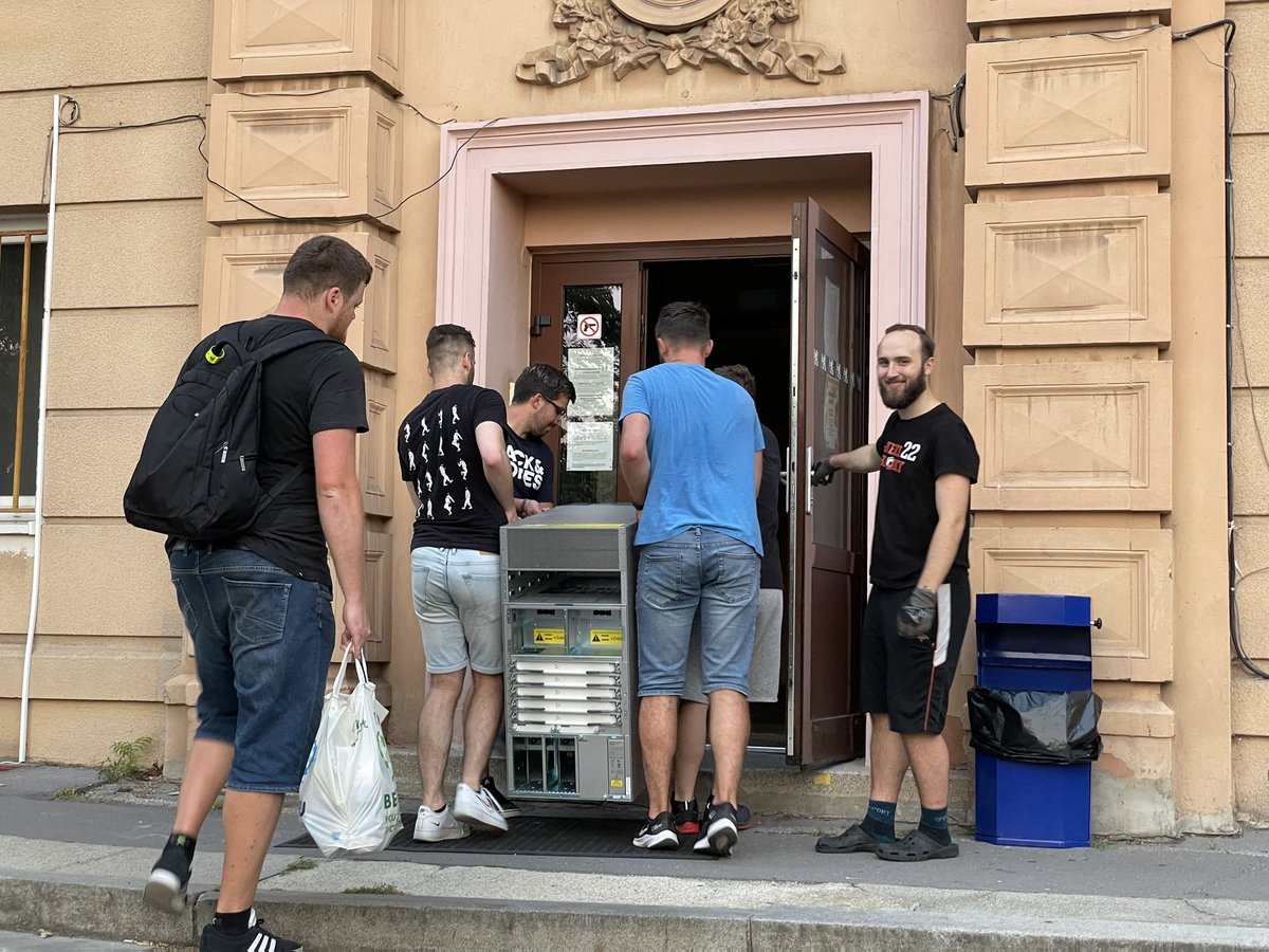 Jaroslav Zdenek (@tuxnetworks) on Twitter photo Kouzelné krabičky s blikajícími lucerničkami v <a href="/seznam_cz/">Seznam.cz</a> DC už dosloužily. Pro sítě <a href="/Silicon_Hill/">klub Silicon Hill</a> a PodOLee jsou stále super. Pomůžou studentům naučit se něco nového a přenést nuly a jedničky do jejich kotců. Děkujeme <a href="/ZimaPavel/">Pavel Zima</a>. PS: trpaslíčci included youtu.be/xVufegkuJ3s Kouzelné krabičky s blikajícími lucerničkami v <a href="/seznam_cz/">Seznam.cz</a> DC už dosloužily. Pro sítě <a href="/Silicon_Hill/">klub Silicon Hill</a> a PodOLee jsou stále super. Pomůžou studentům naučit se něco nového a přenést nuly a jedničky do jejich kotců. Děkujeme <a href="/ZimaPavel/">Pavel Zima</a>. PS: trpaslíčci included youtu.be/xVufegkuJ3s