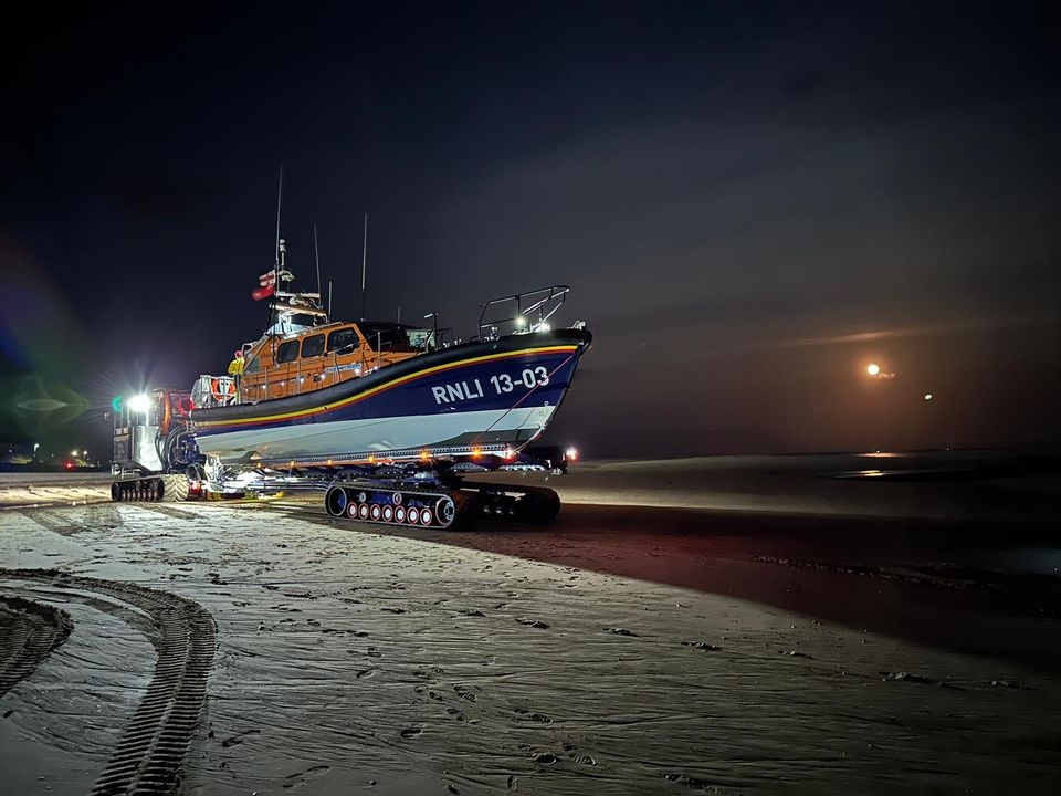 ExmouthRNLI's tweet photo. Some fantastic images of our Exmouth RNLI All Weather Shannon Lifeboat 13-03 R & J Welburn being launched recently. Credit : Jake Butt RNLI
#rnli #lifeboats #slars #shannon #beach #sea #exmouth https://t.co/nnRKTGWTkw