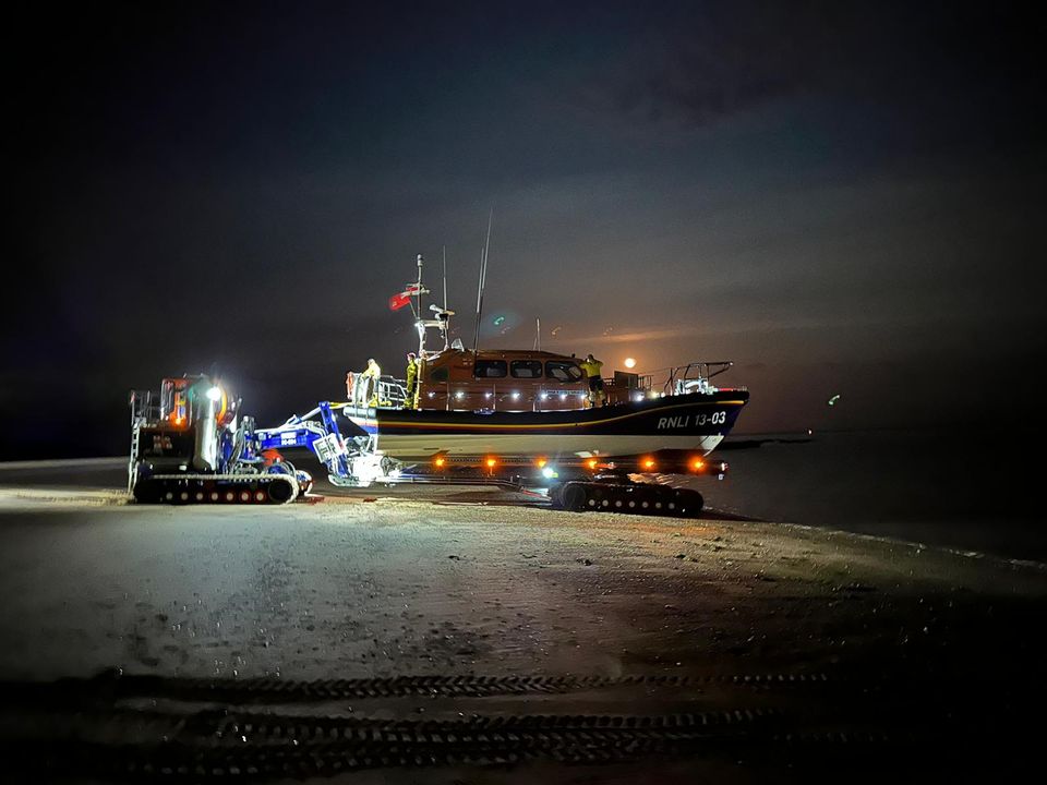 ExmouthRNLI's tweet photo. Some fantastic images of our Exmouth RNLI All Weather Shannon Lifeboat 13-03 R & J Welburn being launched recently. Credit : Jake Butt RNLI
#rnli #lifeboats #slars #shannon #beach #sea #exmouth https://t.co/nnRKTGWTkw