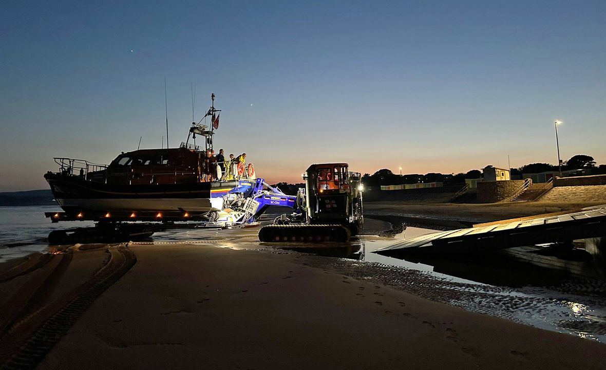 ExmouthRNLI's tweet photo. Some fantastic images of our Exmouth RNLI All Weather Shannon Lifeboat 13-03 R & J Welburn being launched recently. Credit : Jake Butt RNLI
#rnli #lifeboats #slars #shannon #beach #sea #exmouth https://t.co/nnRKTGWTkw