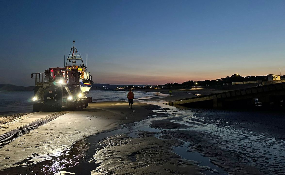 ExmouthRNLI's tweet photo. Some fantastic images of our Exmouth RNLI All Weather Shannon Lifeboat 13-03 R & J Welburn being launched recently. Credit : Jake Butt RNLI
#rnli #lifeboats #slars #shannon #beach #sea #exmouth https://t.co/nnRKTGWTkw