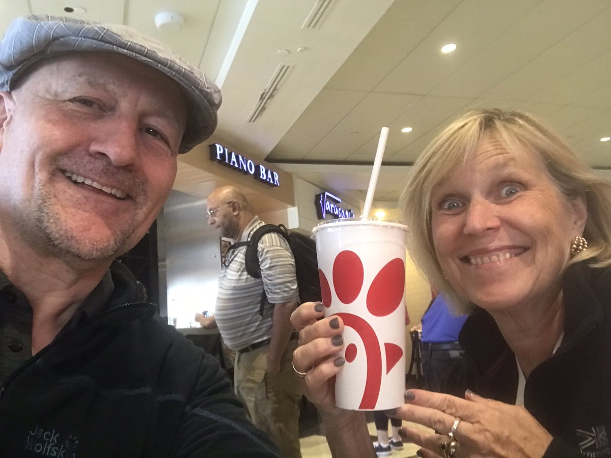 NigelJamesWorld's tweet photo. Only a quick stop at Atlanta airport en route to @AwakeningFDN conference in Florida, but it’s been so long since I’ve been here that we had to do this 😀 https://t.co/xJBAg821xL