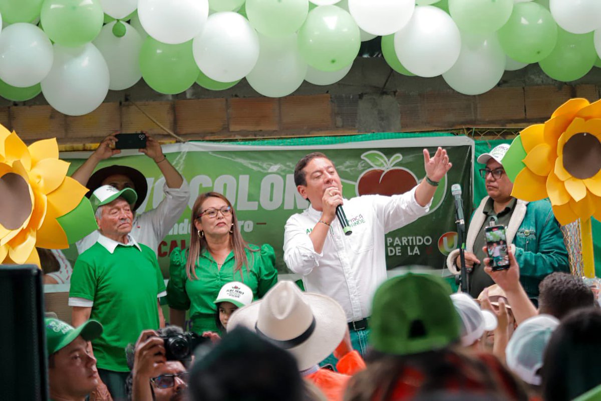 CarlosAmayaR's tweet photo. Iniciamos una nueva jornada en el hermoso municipio de Nuevo Colón. ¡Felices de estar aquí, en la provincia de Márquez! 

¡Infinitamente agradecidos con tanto cariño!

13 bancos de maquinaria amarilla estarán al servicio de los boyacenses para seguir conectando el campo con el progreso y que nuestros campesinos tengan carreteras dignas. 

Hoy esta tierra hermosa exporta granadillas. Durante nuestro Gobierno, exportaremos mucho más. ¡Colombia verá este departamento con esperanza!

Gracias querida Alba Merly Marantá por la invitación.

#BoyacáGrande💚💜🤍