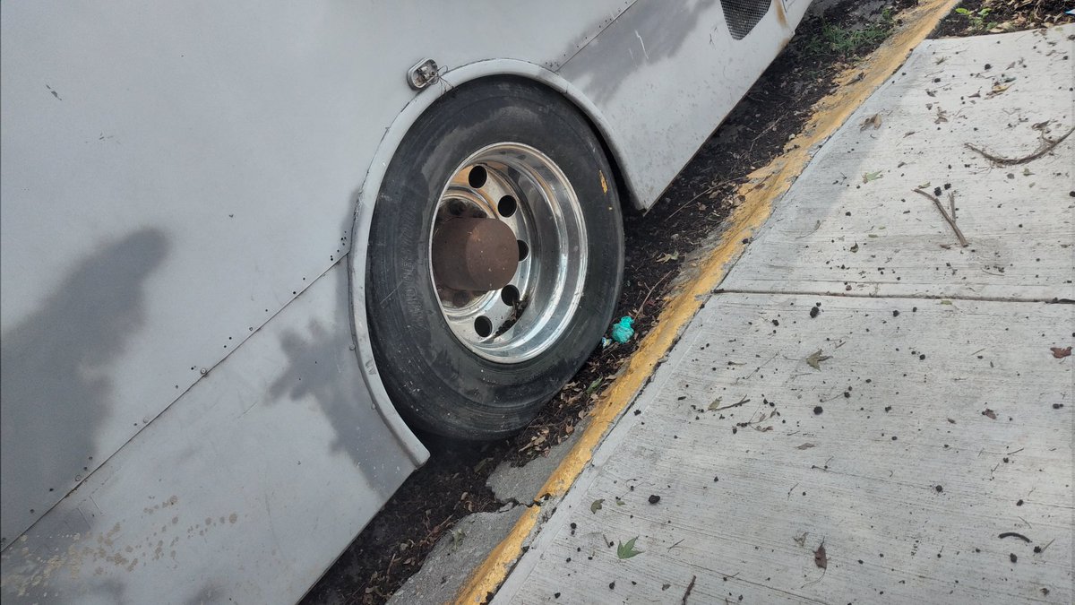GUINEO24K's tweet photo. @AlcaldiaAO @lialimon en Colonia Heron Proal solo quitaron el autobús abandonado cuando vinieron a limpiar y a los pocos días lo regresaron esto genera suciedad y bandalismo favor de ahora si hacer algo por favor. https://t.co/wtrUdeWLy7