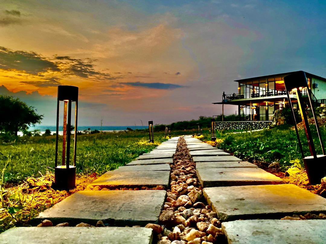 1212Gemma's tweet photo. Have you been to the new @Pakubalodge dinner? This is what we call midrange in Luxury. Top notch services outstanding view of lake Albert and of course that beautiful walk and dinner on a sunset 🌅 makes it a whole weekend in the week. 
#DestinationUganda https://t.co/6xT2WlRu91