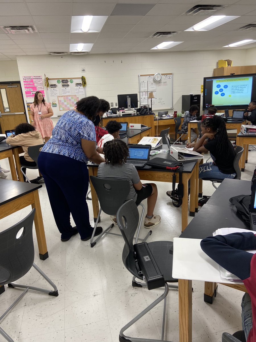 FairfieldMiddle's tweet photo. 7th grade scholars engaged in Focused Note Taking in their science class. #GriffinPRIDE #MovingOurBus #AVIDrocks https://t.co/ec76yD1nnl