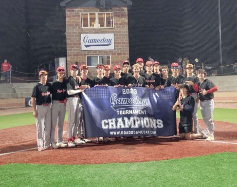 John_may24's tweet photo. Gameday Tournament champs!

Weekend stats:
.455 AVG (11AB/5H)
3 1B
1 2B
1 💣
5 BB, 8 R, 5 RBI’s
@RJHSBaseball @epsteinhitting https://t.co/FZ0MDStUEU