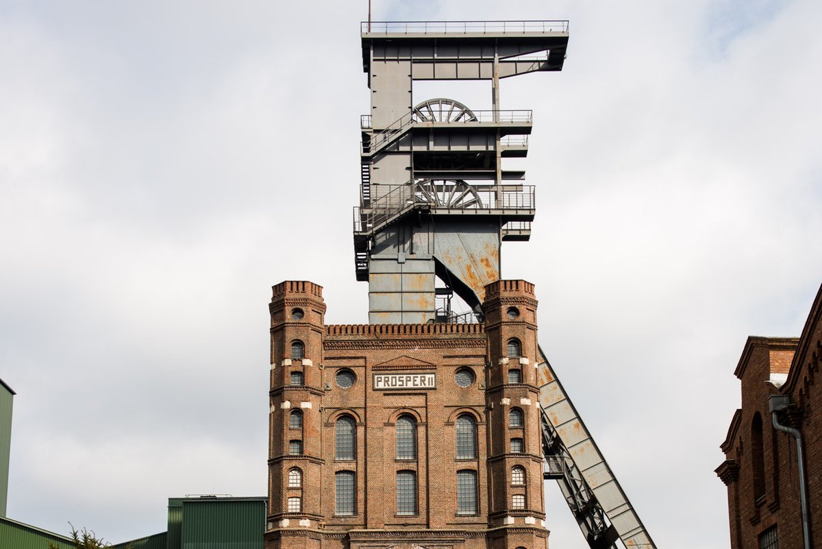 ⚒ Bovenop de Malakofftoren van de mijn Prosper II in  Bottrop werd in de jaren 1930 een metalen schachtbok neergeploft, een architecturaal unicum. Nog meer staal- en mijnerfgoed in het #Ruhrgebied verkennen? Download de  #reisgids op industriecultuur.be/reisgids/ruhrg… #IndustrieelErfgoed