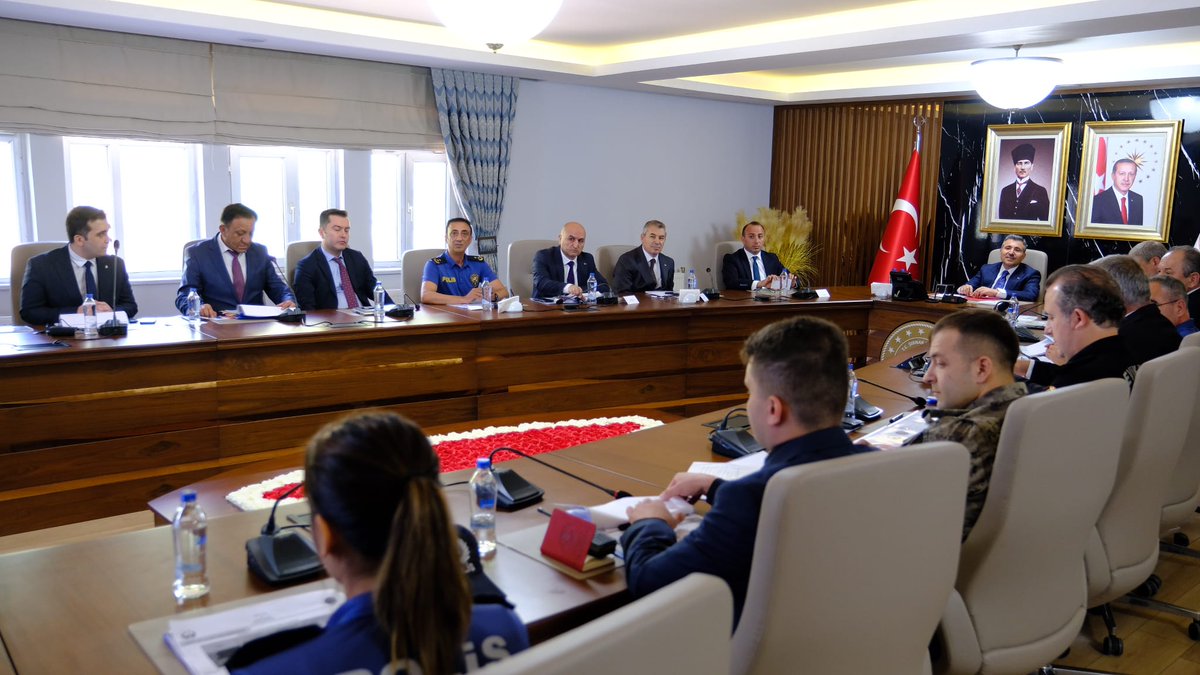 SirnakValiligi's tweet photo. Valimiz Sayın @Cevdet_Atay başkanlığında, Vali Yardımcısı Ali Erdoğan, Şırnak İl Emniyet Müdürü Cemal Dalman’ın katılımlarıyla,

Şırnak İl Emniyet Müdürlüğünce ilimiz genelinde yapılan çalışmalar ile ilgili değerlendirme toplantısı gerçekleştirildi. https://t.co/eoMkXwcS2L