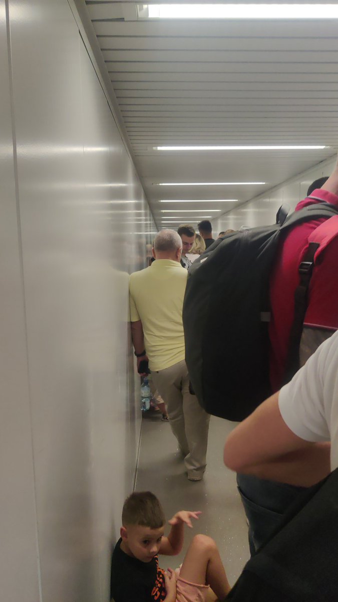 HelenaMayans's tweet photo. Hola @Ryanair_ES dieu que el vol ha sortit quan estem com a sardines al passadís. No serà que voleu dir que heu sortit abans d'hora per no pagar-nos la compensació pel retràs del vol??
Gràcies a vosaltres perdo el següent vol i he de comprar un de nou per demà matí. https://t.co/PFtuqiTmYq