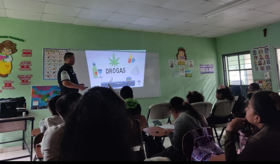 policiadepanama's tweet photo. Unidades del Servicio Policial de Niñez y Adolescencia, continúan impartiendo docencia sobre los programas de Desarrollo Humano #GREAT y #PIDRO en diferentes centros educativos de la provincia de Veraguas. #TrabajandoPorPanamá https://t.co/BsWQyfNfiA