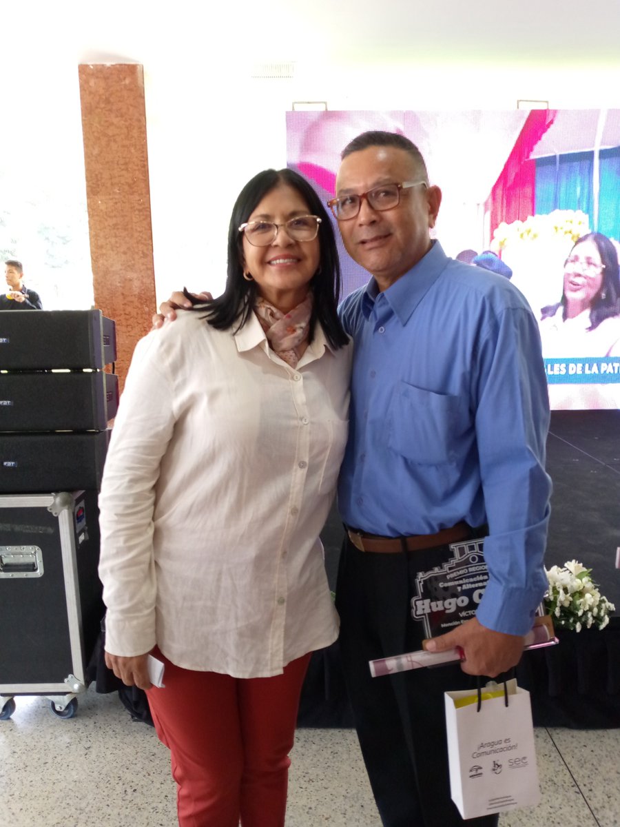 Con un nuevo premio estimulan las acciones que se han llevado dentro del estado Aragua, en esta ocasión la gobernadora del estado Dra.karina Carpio entregó a Víctor Garrido el premio regional Hugo Chávez mención especial comunicador digital 2023 . CRCodazzi semanario digital.