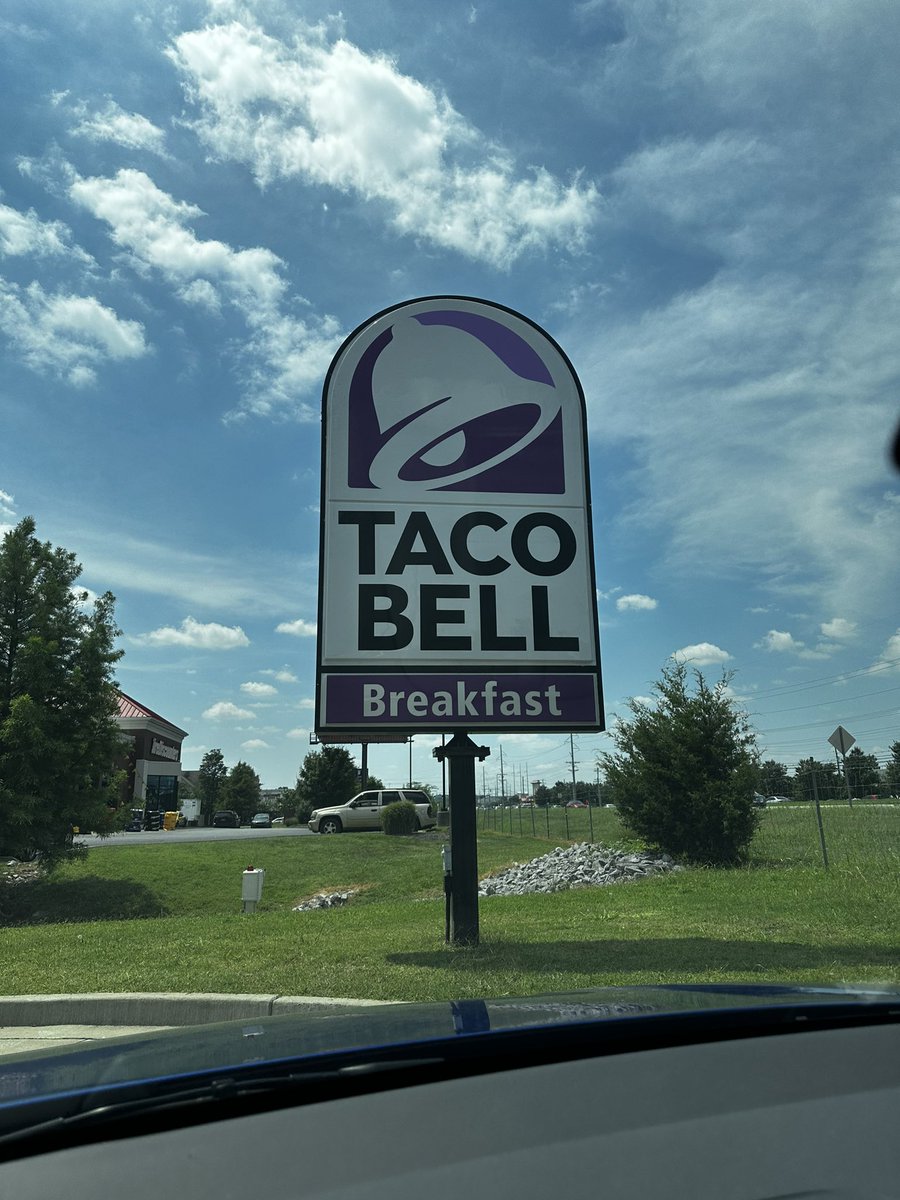 simple_graycoat's tweet photo. I’ll never know if it was me or a coincidence, but after almost a year, the sign is fixed less than a week after I tweeted. 🥹 https://t.co/2ekGxMYit6