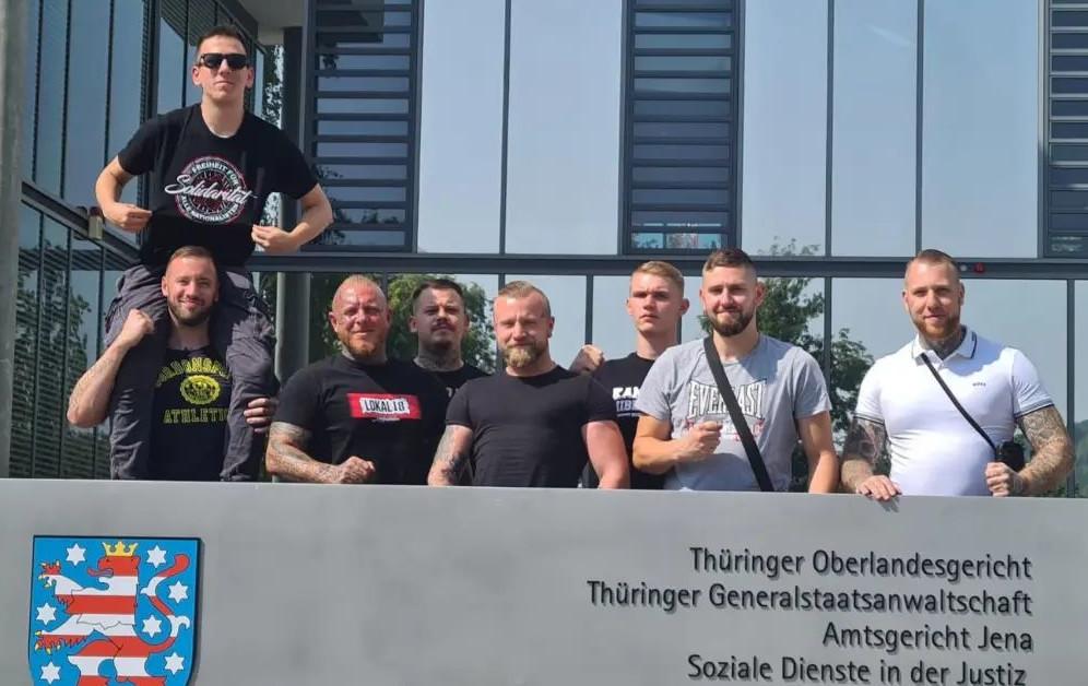 1/7 Militante Nazis aus u.a. #NRW, #Niedersachsen #Bayern haben heute am OLG #Jena Raum ergriffen und sich mit den Angeklagten #Eisenach|ern von #Knockout51 solidarisiert. Im Folgenden ein paar Einzelheiten zu den weiteren Anwesenden aus u.a. #Eisenach, #Dortmund, #Braunschweig