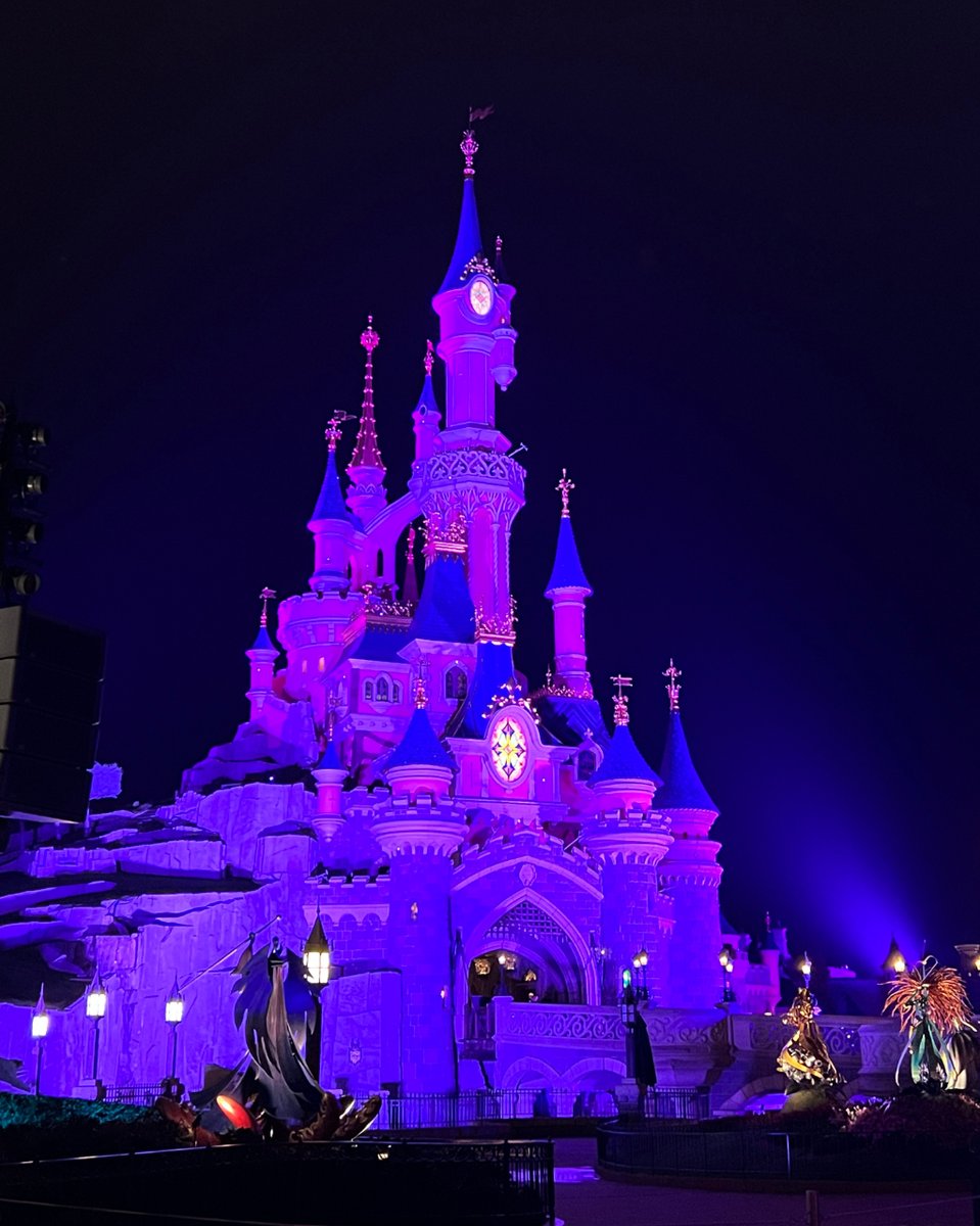 I'm very much missing my happy place today even though I do every single day. I can smell the popcorn 🍿 and feel the joy of letting my inner child out to play 💜 #disneylandparis #disneylandparispa