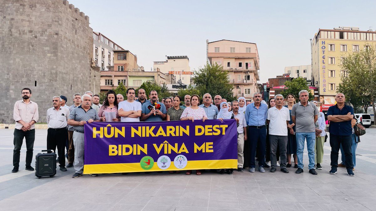 dempartiamed's tweet photo. Me îro li gel hevserokên xwe yên bajêr, hevserokên DBP, hevberdevkên yeşîl sol'ê, rêveberên navend û navçeyan me tundiya li ser wekîlê xwe Omer Ocalan şermezar kir.

Em ê li hemberî vê êrîşa ku li ser vîna gelê Kurd tê kirin bêdeng nemînin.
#BirêzOcalan
#ÖmerÖcalan https://t.co/qQsdF4Tlji