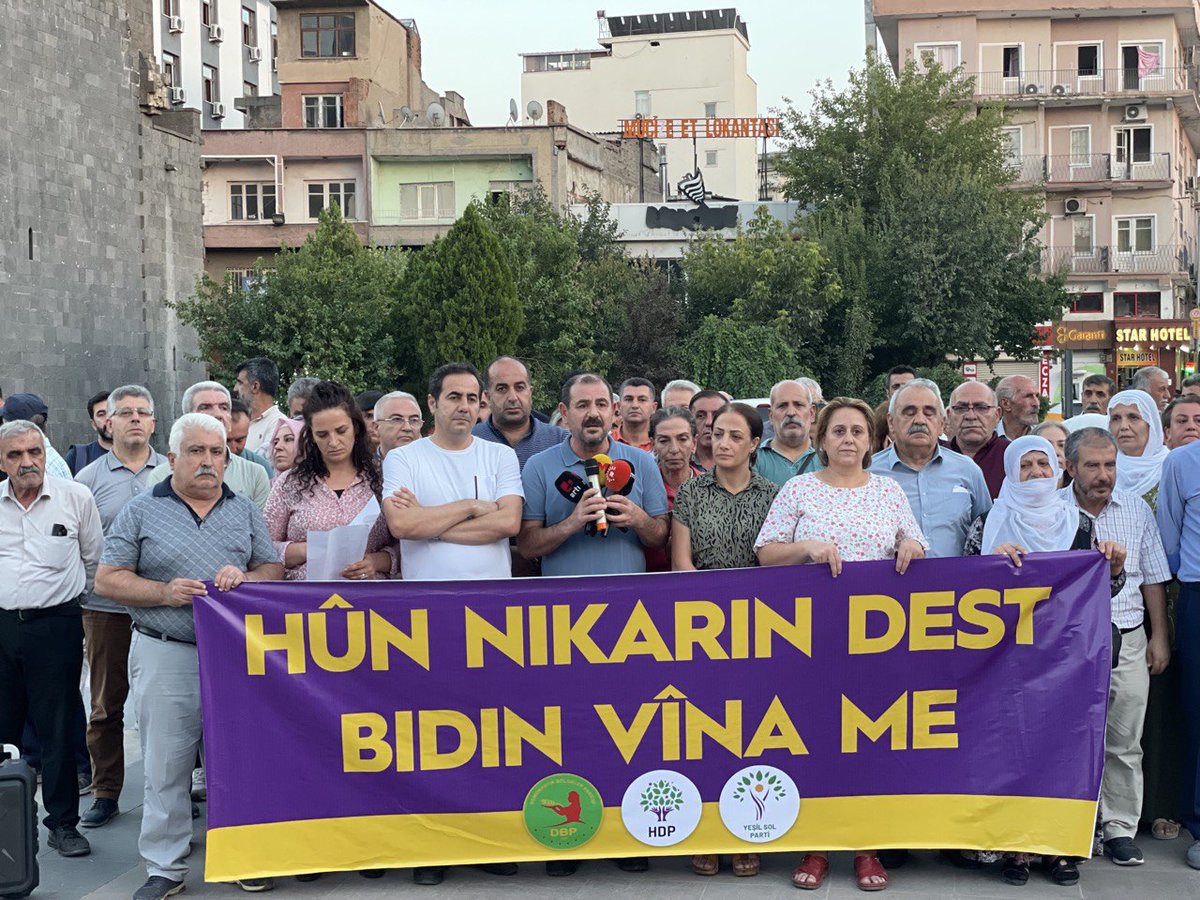 dempartiamed's tweet photo. Me îro li gel hevserokên xwe yên bajêr, hevserokên DBP, hevberdevkên yeşîl sol'ê, rêveberên navend û navçeyan me tundiya li ser wekîlê xwe Omer Ocalan şermezar kir.

Em ê li hemberî vê êrîşa ku li ser vîna gelê Kurd tê kirin bêdeng nemînin.
#BirêzOcalan
#ÖmerÖcalan https://t.co/qQsdF4Tlji