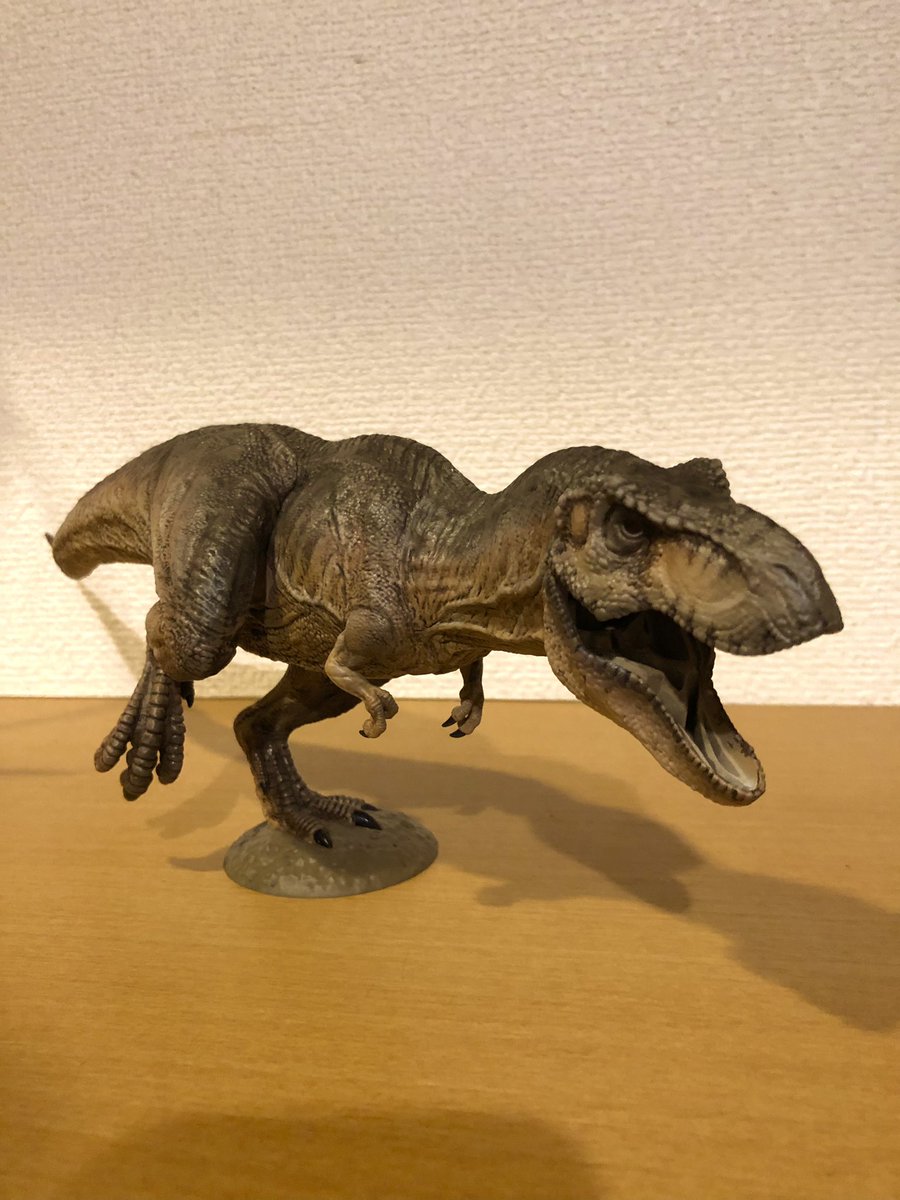 アニマトロニクスとCGを見定めずに進めた結果なんとも中途半端に…。
ドボンするか…。
色の指針を決めなかった悪い例です。
はい