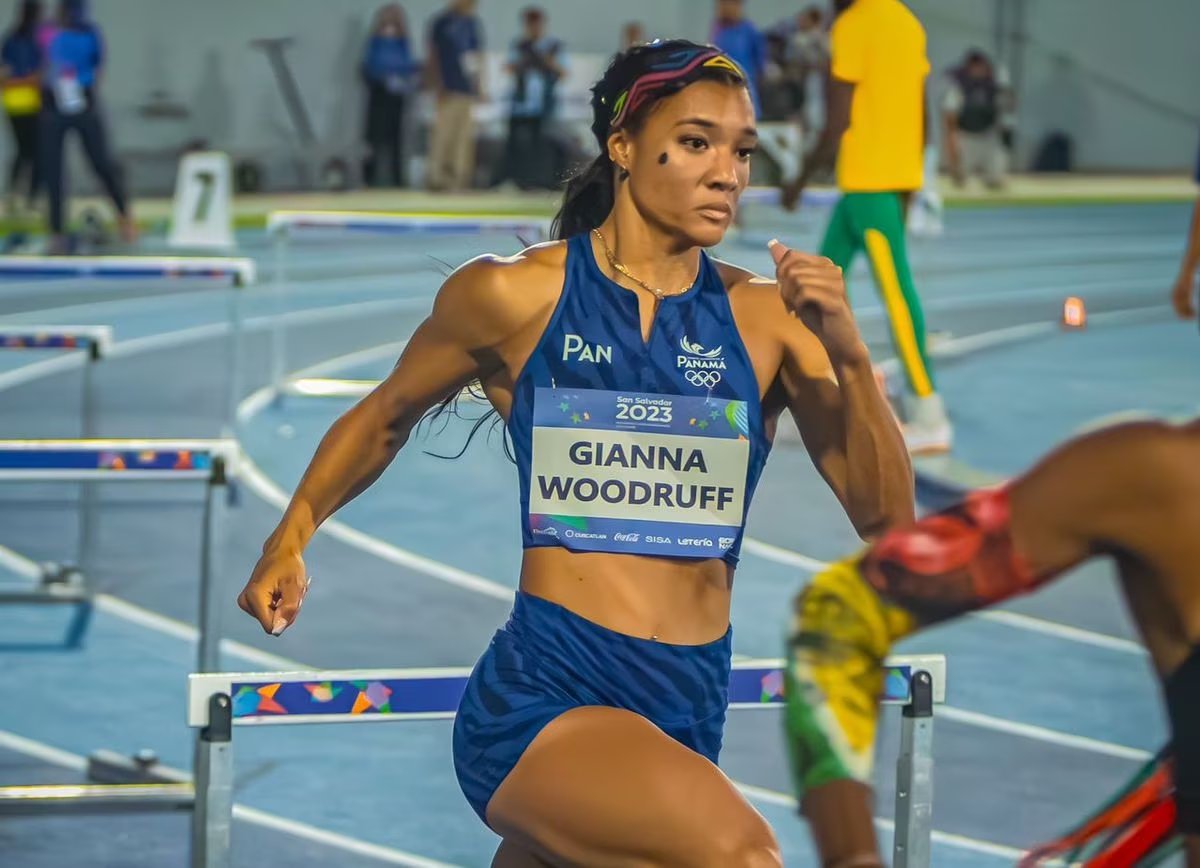 prensacom's tweet photo. La panameña Gianna Woodruff avanzó a las semifinales del Mundial de Atletismo, que se realiza en Budapest (Hungría), al terminar en la tercera posición en su heat de los 400 metros vallas. https://t.co/XxtaW04mEu https://t.co/PKhLzUIbBN