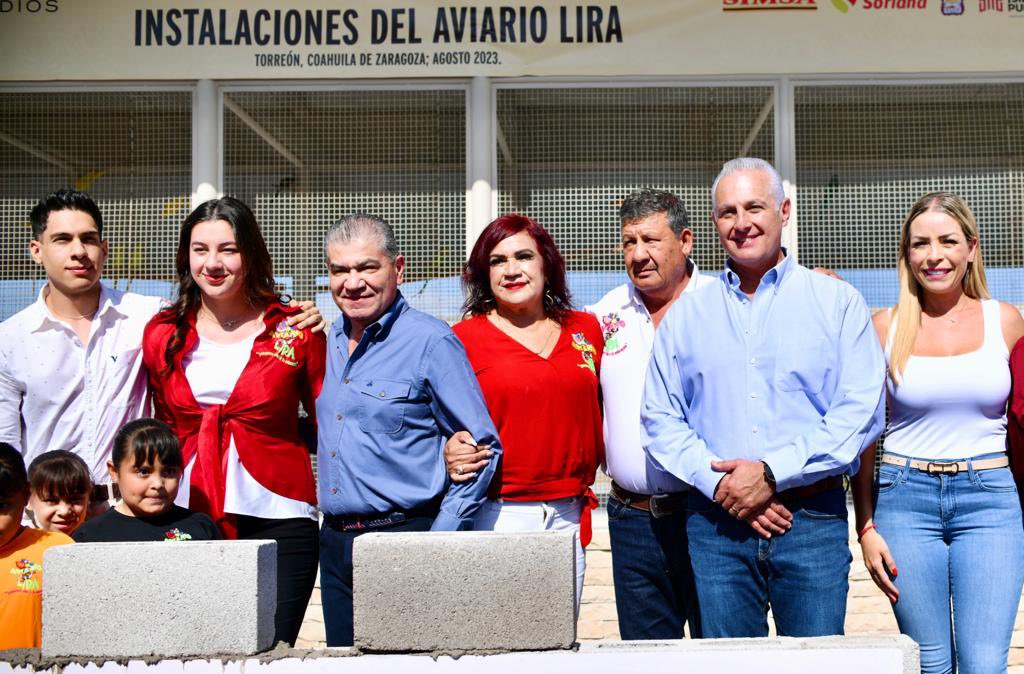 RomanCepeda's tweet photo. Junto con el Gobernador @mrikelme, directivos de @IndPenoles y la familia Lira, colocamos la primera piedra de las nuevas instalaciones del Aviario Lira 🦜, el más grande del norte de México y el único de Coahuila. https://t.co/pbrlvvHiUu