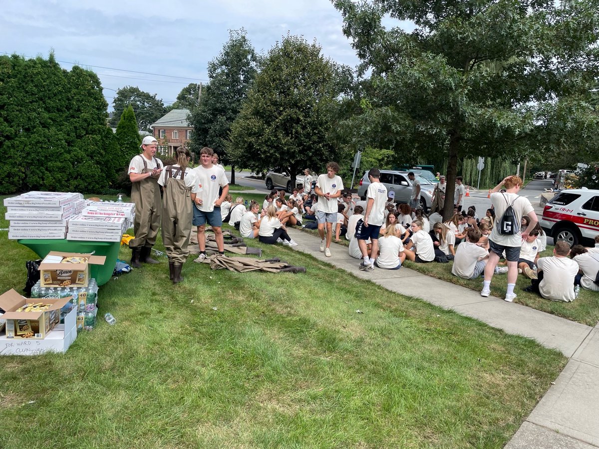 Some of our first-year students spent the morning cleaning the Pleasant Valley Parkway as part of Providence College’s Urban Action program. Thank you @JoannRyanPVD5 for coordinating. @pvdcitycouncil @ProvidenceCol @PVDMayor @urbanaction_pc