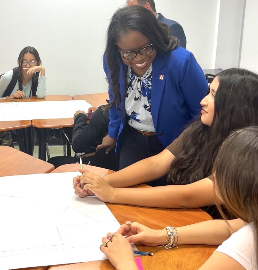 Davis9_AISD's tweet photo. It’s always a pleasure to see our district leaders engaging with our scholars, sharing an encouraging word, and cheering them on to a successful year! ❤️🤍💙 #MyAldine #MiAldine #Start2Finish #FalconProud #IBjourney @D9Testing411 @drgoffney https://t.co/DpU8qlAoNw