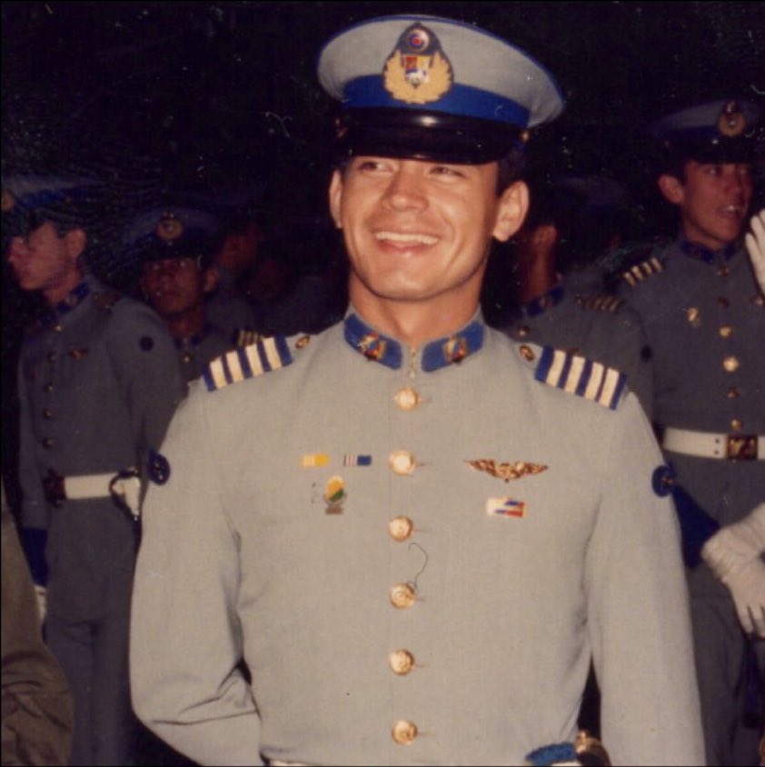 Hace 40 años, el #21Ago de 1983 el capitán <a href="/dcabellor/">Diosdado Cabello R</a> conoció a nuestro Comandante Chávez cuando ingresó a la antigua Academia Militar de Venezuela, desde ese momento la lealtad, la disciplina, el patriotismo y el amor a la Patria han sido banderas de lucha para defender los