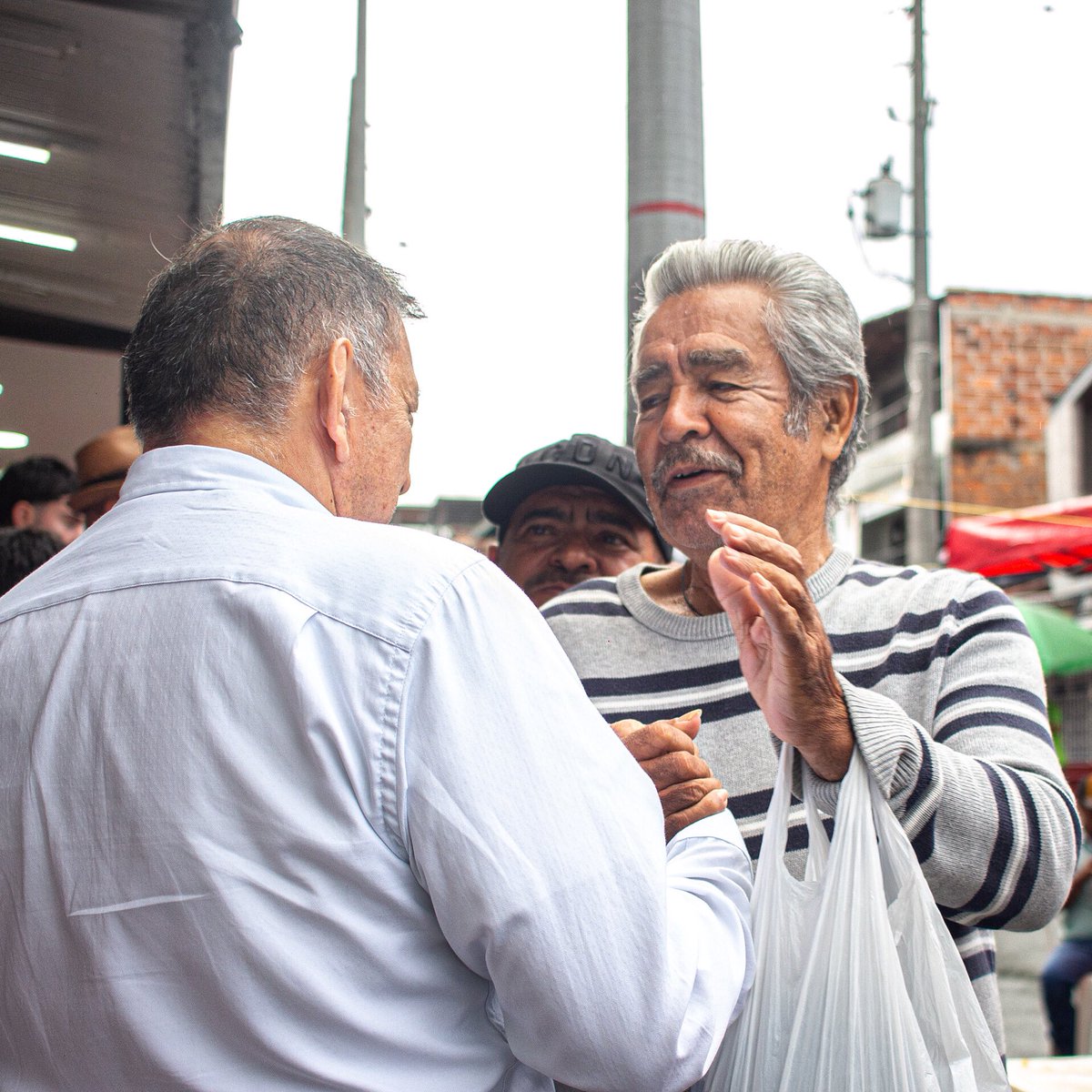 cballest's tweet image. #Medellín |❤️La diferencia se hace en las #comunas, en las #calles, impactando #familias, la diferencia está en escuchar y respetar. El cambio se hace con soluciones integrales que impacten la #familia. Mientras unos hablan del pasado y atacan por redes nosostros #trabajamos