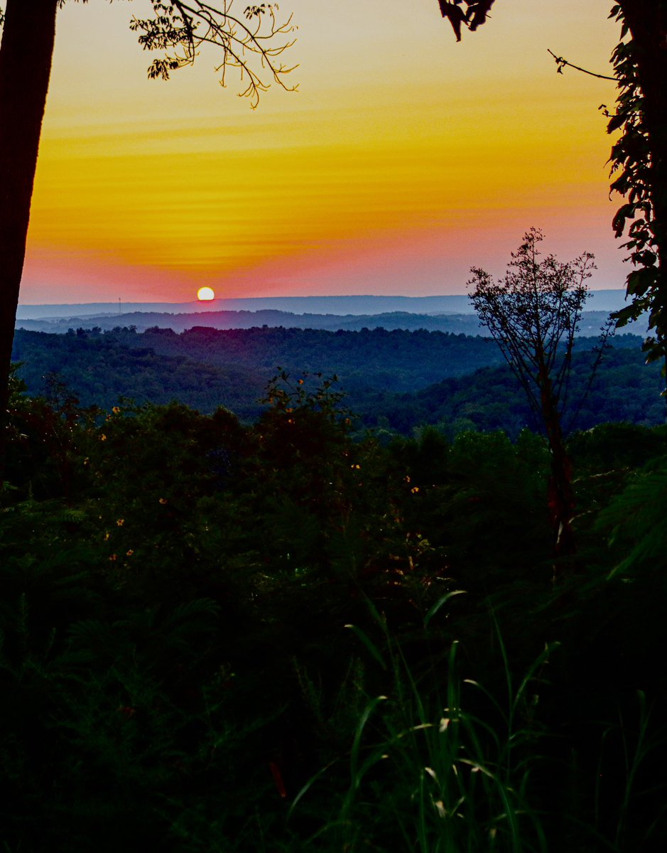 PhotoRunner_91's tweet photo. Around Sunset last night 📸
Taylor Ridge
#landscapephotography #photography
#sunsetphotography #exploregeorgia #canonphotography #canon90d #pinhotitrail #georgia #mountains #hiking https://t.co/IwXgIRz3VQ