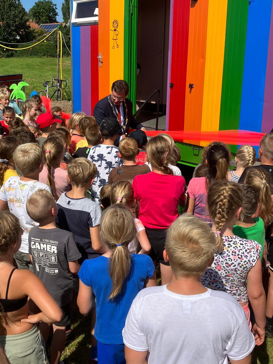 Vanmorgen samen met een paar astronauten een spectaculaire opening van de kindervakantieweek in Hedel mogen doen. 
En vanmiddag de kindervakantieweek met de jeugd in Rossum geopend. Ben trots op al die vrijwilligers die zich hier voor inzetten!