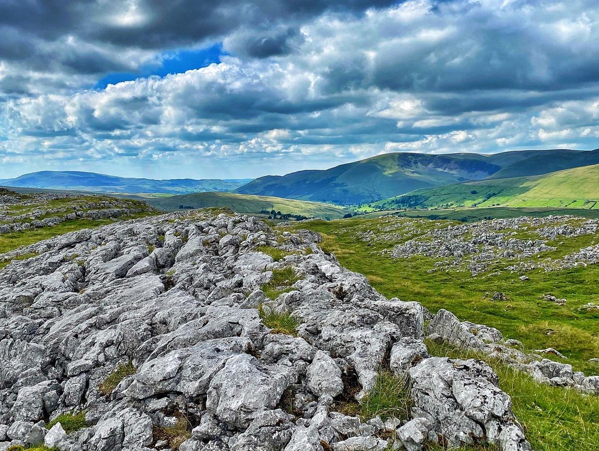oldcrofthouse's tweet photo. #wildboarfell #viewsformiles #mountainwalking #westmorlanddales #YorkshireDalesNationalPark #walkingholiday #kirkbystephen #Cumbria @VisitEden #landscapephotography https://t.co/ERJUVCqBaa