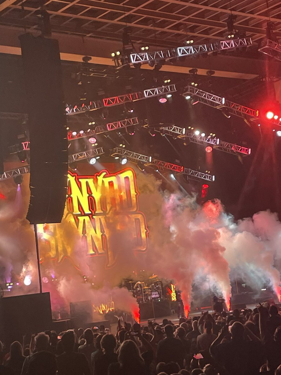 tylertrussinc1's tweet photo. #lynardskynard at @ruoffmusicenter displaying some pretty bada** #Tyler #GTtruss at their show last night! 🔥
#summerconcerts #rigging #lightinglife #lightingproduction #ledwall #avtruss https://t.co/g0BF2iEi92