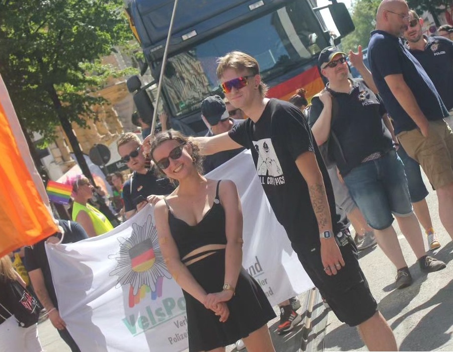 maxrhahn's tweet photo. @Bl3xy @Piraten_LSA @VelsPol Eins vorweg: ich war nicht direkt dabei wg. Betreuung des #Piraten-Infostands am Alten Markt während der Demo. Für mich sieht das allerdings eher nach "Friede, Freude, Eierkuchen" aus @VelsPol @Polizei_MD #CSDMagdeburg #md1908 #Piratenpartei @stillnotlovin https://t.co/qBRACqeMAh https://t.co/fam8b9IvgD