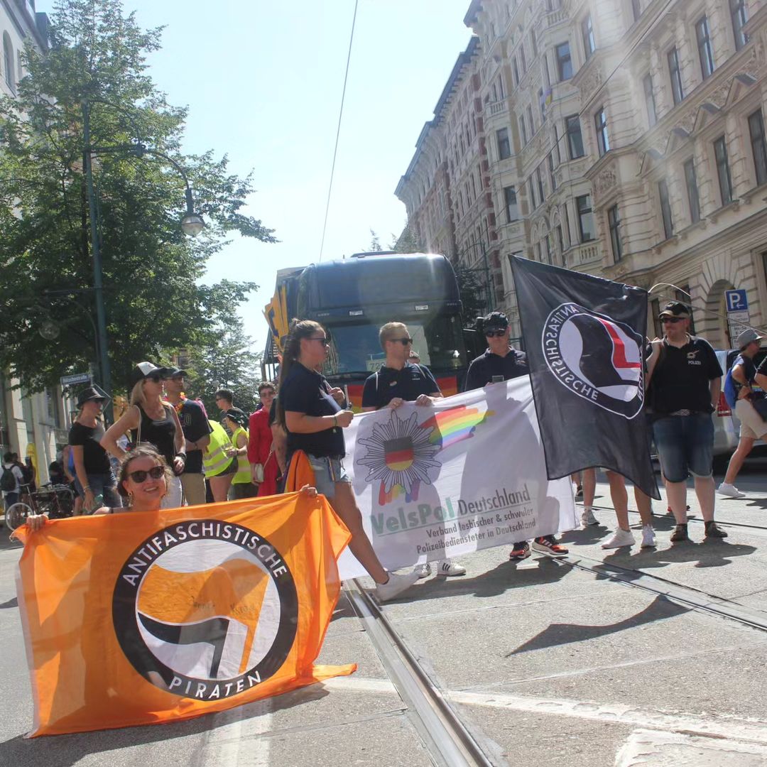 maxrhahn's tweet photo. @Bl3xy @Piraten_LSA @VelsPol Eins vorweg: ich war nicht direkt dabei wg. Betreuung des #Piraten-Infostands am Alten Markt während der Demo. Für mich sieht das allerdings eher nach "Friede, Freude, Eierkuchen" aus @VelsPol @Polizei_MD #CSDMagdeburg #md1908 #Piratenpartei @stillnotlovin https://t.co/qBRACqeMAh https://t.co/fam8b9IvgD