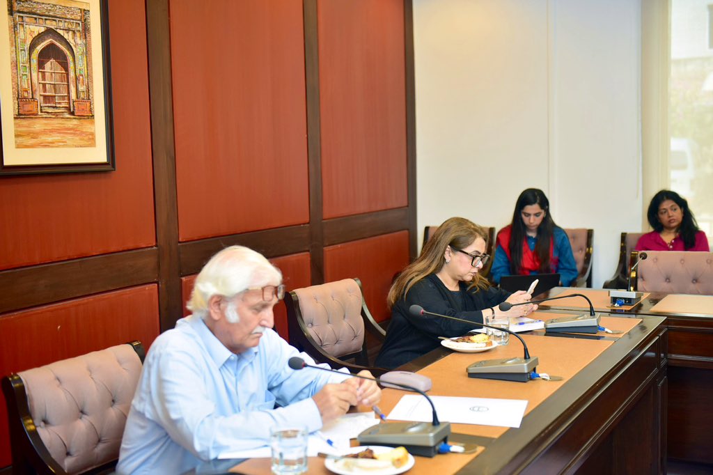 thegreendraft's tweet photo. A big step towards greener 🇵🇰The round table on climate crisis, organized by @thegreendraft
& @CIL_HIVE emphasized the importance of coherent climate policies in political manifestos. Great to see all political parties coming together to prioritise climate in their manifestos. https://t.co/cJ4YCHdB1C