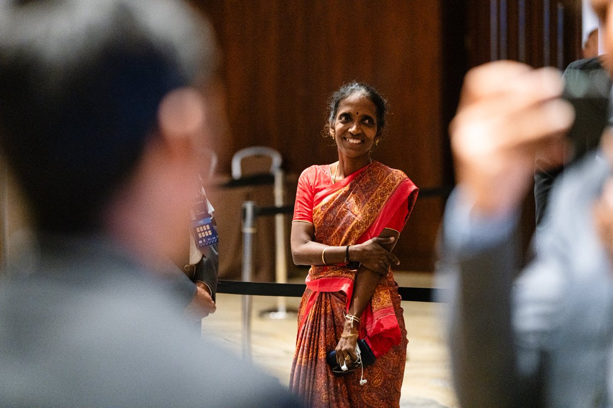 He said 'Your photo on Twitter was huge!' I said, 'It is because you ARE huge!' @rpragchess and his lovely mum are IN THE #FIDEWorldCup2023 FINAL ♥️