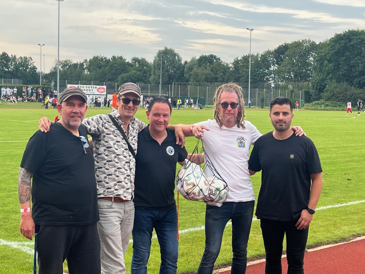 Neue Woche, morgen neue Sendung. Aber heute noch einmal ein DANKESCHÖN an den @BremerFV und an KSV Vatan Spor, für dieses großartige Eröffnungsspiel. Klar, Vatan hat verloren, aber drumherum war es richtig geil. 
Danke auch an alle Teilnehmer unseres Gewinnspiels.