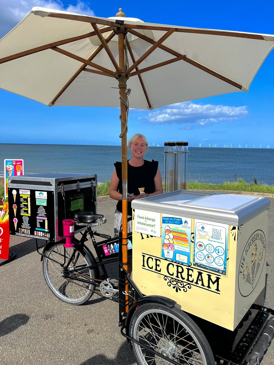 Lovely ice cream lady in Rhos -on -Sea 🏴󠁧󠁢󠁷󠁬󠁳󠁿🌞the ice cream is lovely too 😊💯nice to stop and partake on the walk 👍<a href="/NorthWalesWalks/">North Wales Walks</a> <a href="/NWalesSocial/">#NorthWalesSocial ⬆️🏴󠁧󠁢󠁷󠁬󠁳󠁿🤝</a> <a href="/ThePhotoHour/">#ThePhotoHour</a> #icecream #photo #beachvibes #northwales #cymru #beachvibe