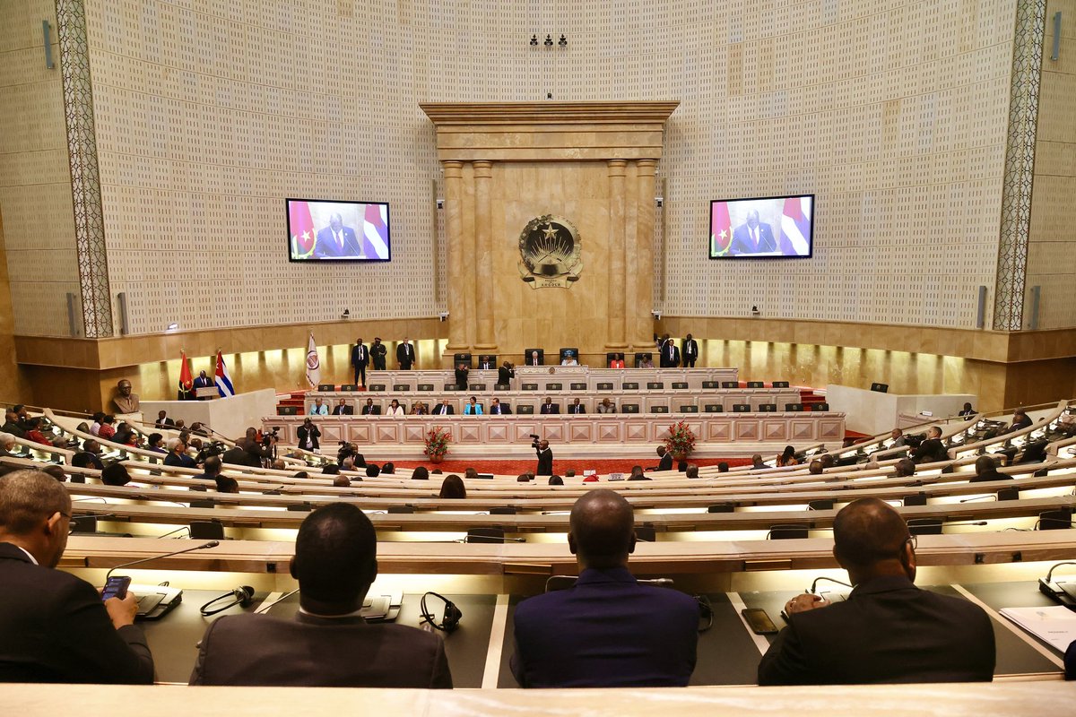 DiazCanelB's tweet photo. Un honor dirigirme a los miembros del Parlamento y agradecer en nombre del pueblo cubano el respaldo de #Angola al clamor mundial en favor del cese del bloqueo económico impuesto a #Cuba y el apoyo parlamentario al fortalecimiento de los vínculos económicos y de cooperación. https://t.co/4yk157kUsG