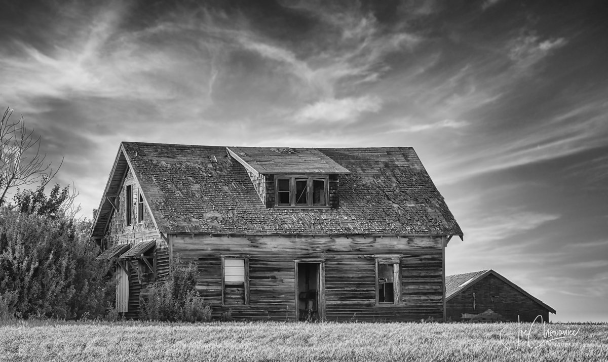 Here is the house I posted yesterday, but this time in black and white. Wouldn't you love to move in and restore it. #abandoned #alberta #history #explore #backroads #rural #blackandwhitephotography