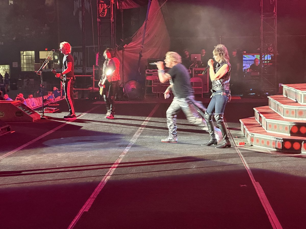 Boston rock action as Chrissie Hynde jams with <a href="/gunsnroses/">Guns N' Roses</a> on "Bad Obsession!"