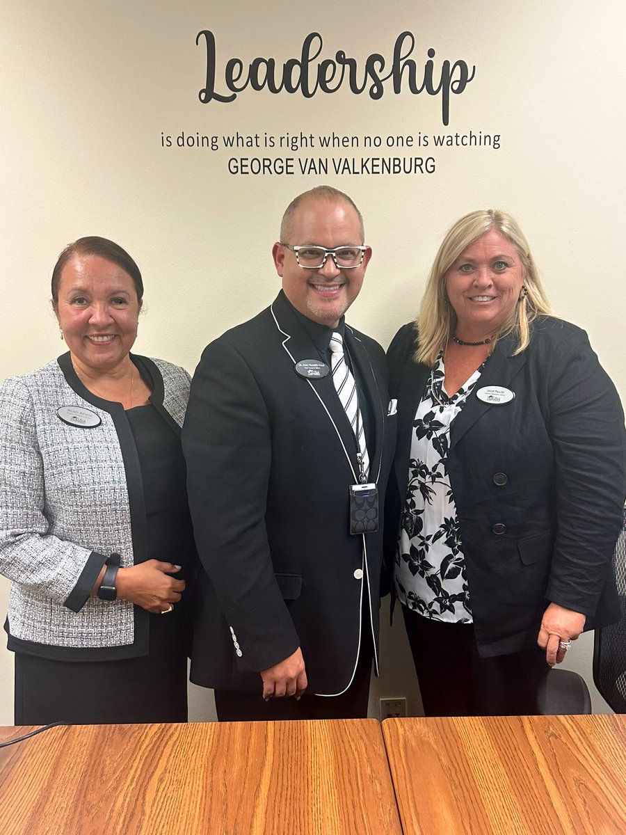 👥 Double the directors, double the vision! 🌟 Working hand in hand with this dynamic duo of elementary school directors – not only in sync with our strategies but also in sync with our style! 👔👗 It's not just about matching clothes, it's about matching aspirations!