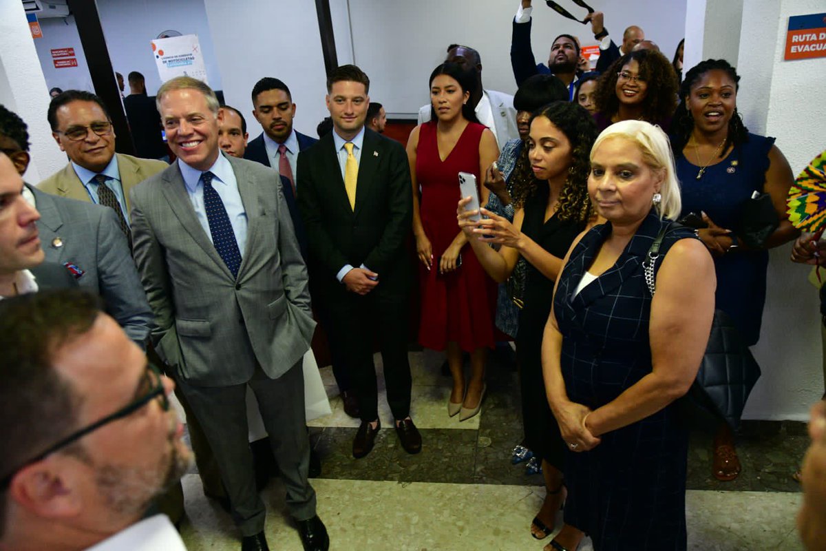hugoberas's tweet photo. Hoy tuve el honor de recibir al Cónsul General de la Rep. Dom. en la ciudad de Nueva York, @eligiojaquez, acompañado por una delegación de senadores de dicha ciudad. Agradecemos a los legisladores @LuisSepulvedaNY y @avictoria_yeb por hacer posible esta visita. https://t.co/EjuXhDgIOG