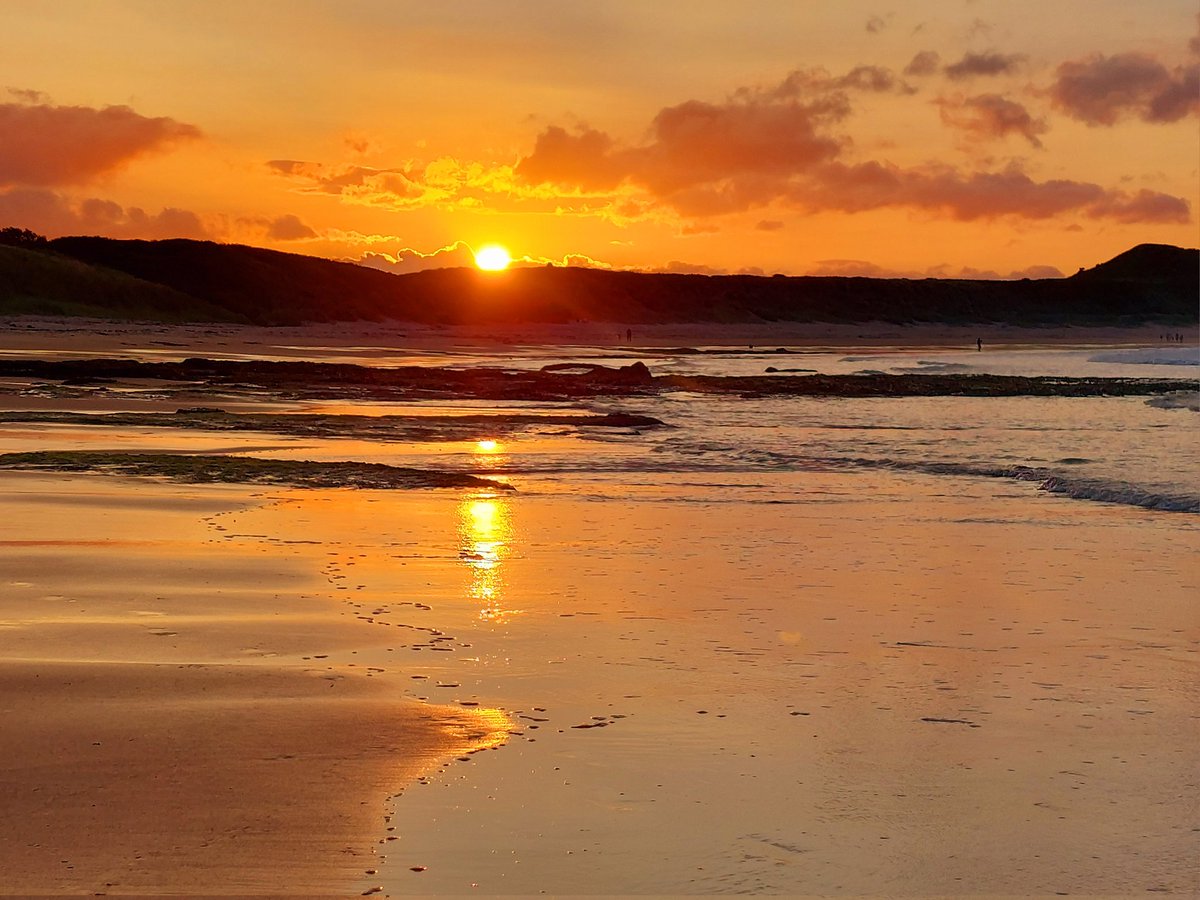 andisheffer's tweet photo. Beautiful evening, beach to ourselves, fantastic pizza from Embers 🍕#Embleton #Sunset #Northumberland https://t.co/vcm6oJ2m0g
