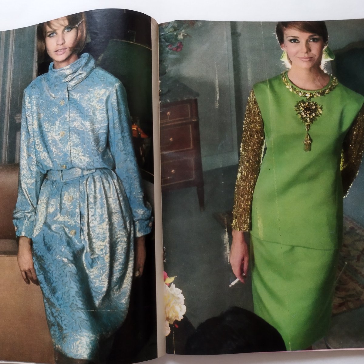 #60sfashion #60sファッション #古書ベリッシマ
特集はともに「秋冬コレクションズ！」です。堂々約40ページに渡って秋冬ファッションが展開されます。この二冊で、63年のパリ、あの当時のモードが俯瞰できるような内容です。