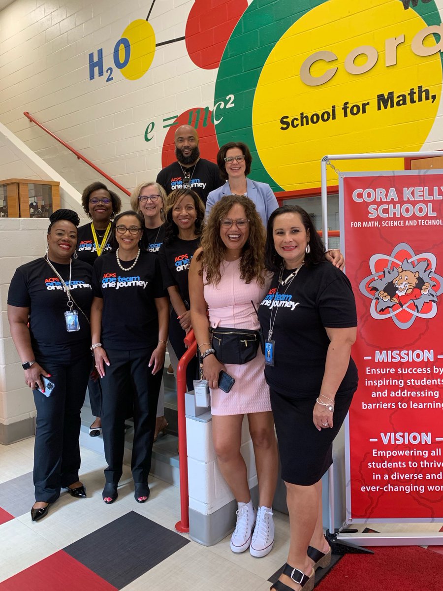 A wonderful first day of school 🏫 <a href="/CKELEM/">Cora Kelly</a> Thank you <a href="/gladacps/">Project GLAD ACPS</a> for helping out today! We loved 🥰 the way our Cougar students showed ROAR already. Our teachers 👩‍🏫 rock! #ACPSBack2School <a href="/ACPSk12Supt/">Dr. Melanie Kay-Wyatt</a> @ACPSCAO thank you for visiting!