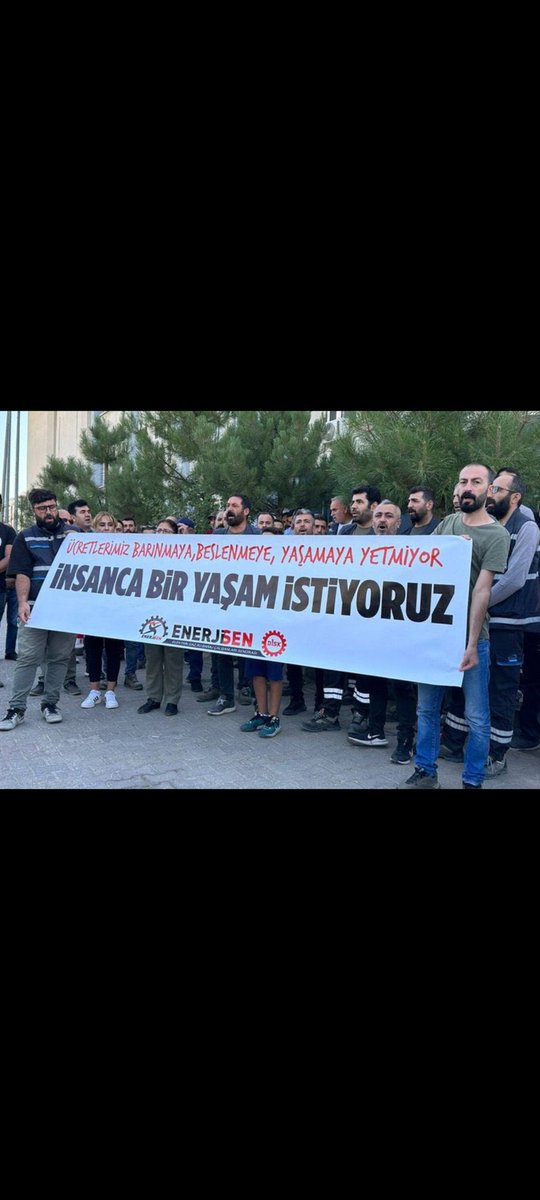 gulecemo62's tweet photo. Fedaş işçisi ekmek kavgasında...
Direne direne kazanacağız..
#fedasiscisikazanacak 
@aBayraktar1 
@orhanaydin6 
@TCEnerji 
@haluklevent 
@barisatay 
@OguzhanUgur 
@KucukkayaIsmail https://t.co/MOrs7D9Fi5