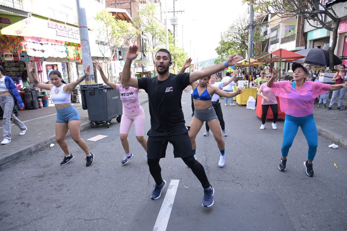 wilsonabuitrago's tweet photo. #EspacioPúblicoTurístico
Abrazamos La 68 en la comuna 5, a través del arte, la cultura, el emprendimiento y la rumba aeróbica. Además acercamos una jornada de salud para la comunidad. 👐🏼#MedellínFuturo es alegría, convivencia, sonrisas y armonía. https://t.co/tYYaSlvV8U